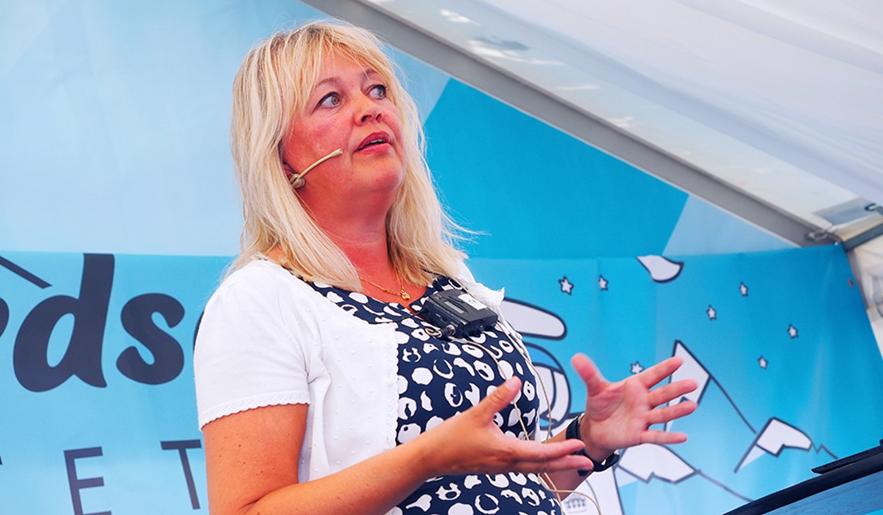Kirstin Leiros, styreleder i NBBL i sving under Elbildebatten. Arrangementet var i samarbeid med Elbilforeningen og Drivkraft Norge