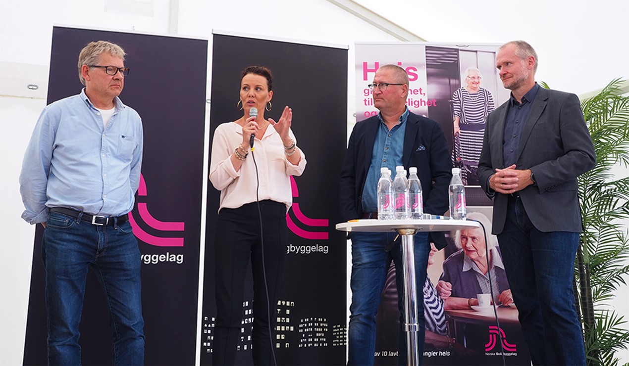 Det ble mer samtale enn debatt under arrangementet "Egnet bolig hele livet" på Arendalsuka. F.v.: Harald Olimb Norman, generalsekretær i Pensjonistforbundet, Gro Anita Mykjåland, ordfører i Iveland kommune, Geir Jørgen Bekkevold, stortingsrepresentant (KrF) og Henning Lauridsen, direktør for interessepolitikk og jus i NBBL. (Foto: NBBL)