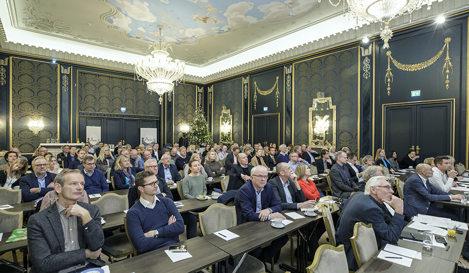 Det er snart klart for den årlige lederkonferansen med frokostmøte påfølgende dag. Her fra frokostmøtet i 2018. (Foto: Arash Nejad)
