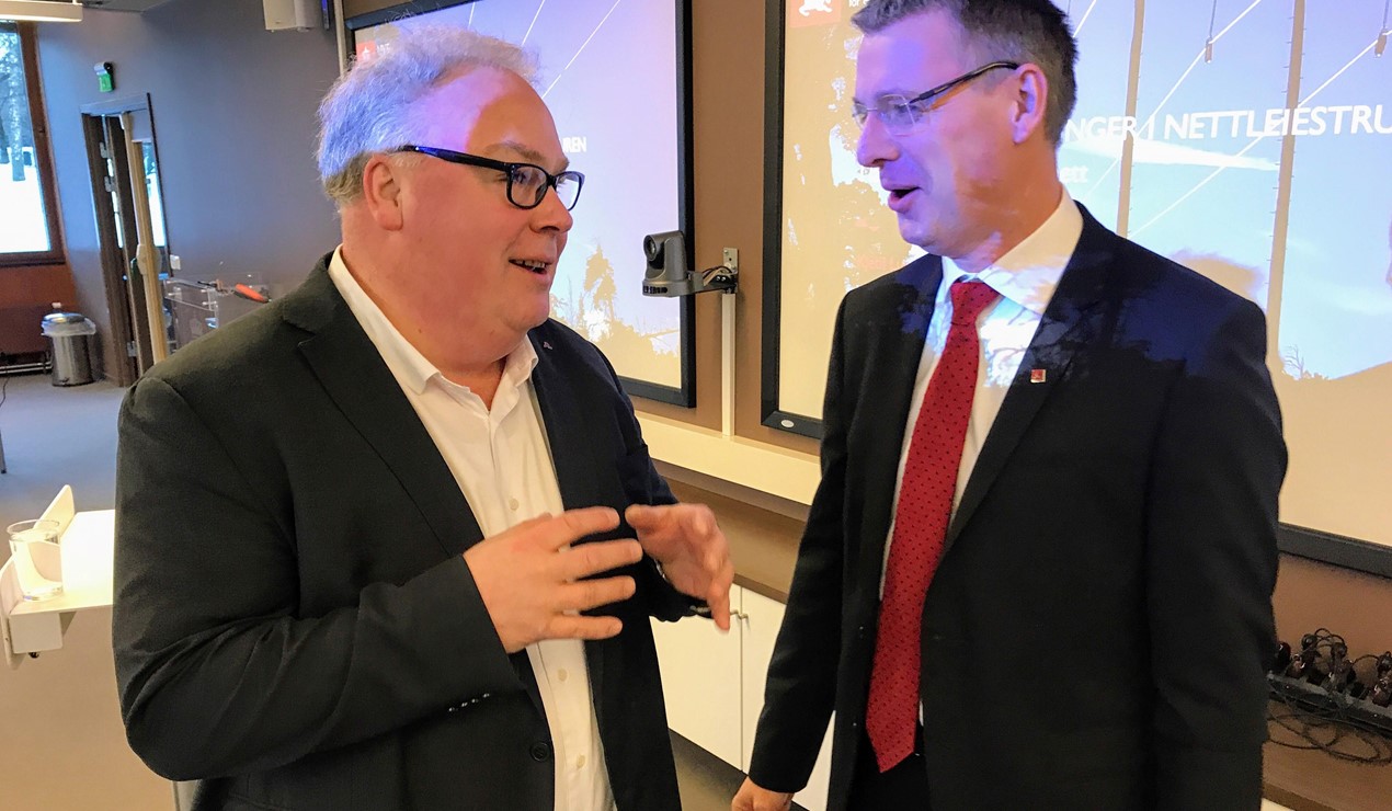 Administrerende direktør Bård Folke Fredriksen med Ketil Lund, administrerende direktør i NVE.