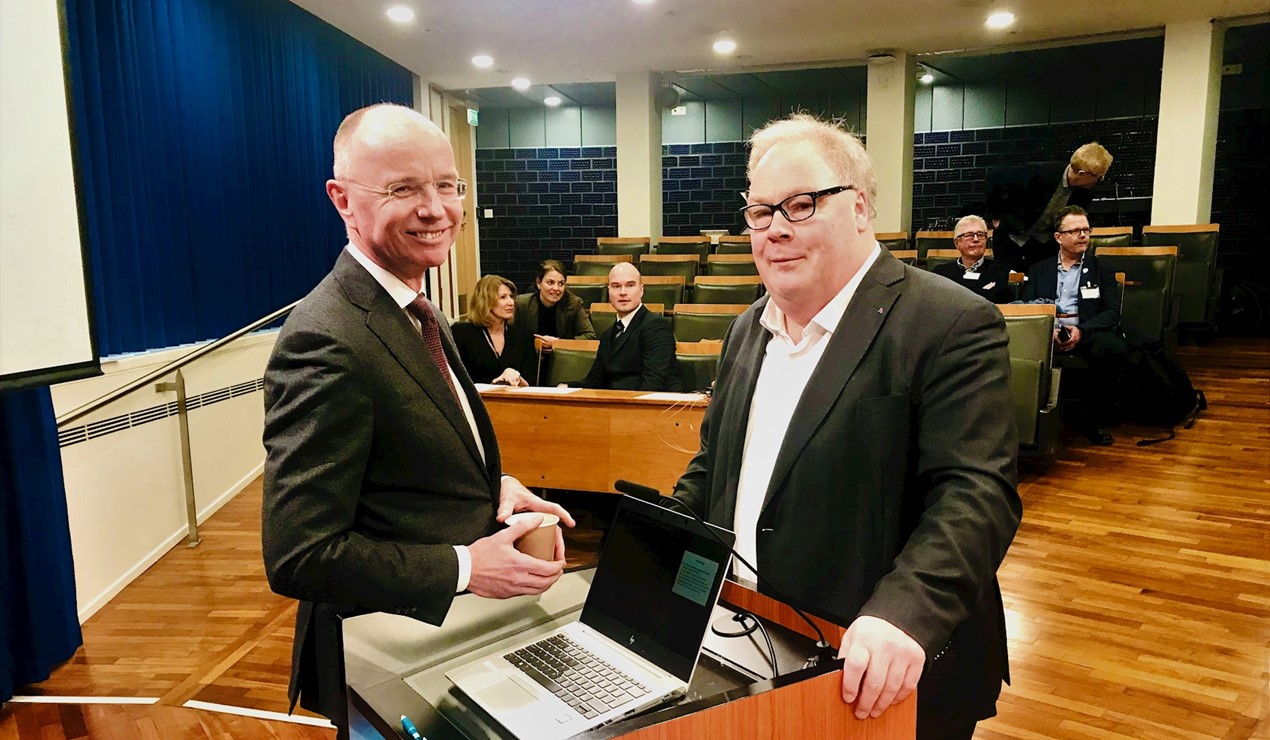 Byggkvalitetutvalgets leder Nils-Henrik von der Fehr og Bård Folke Fredriksen under rapportfremleggelsen i KMD 5. februar 2020.