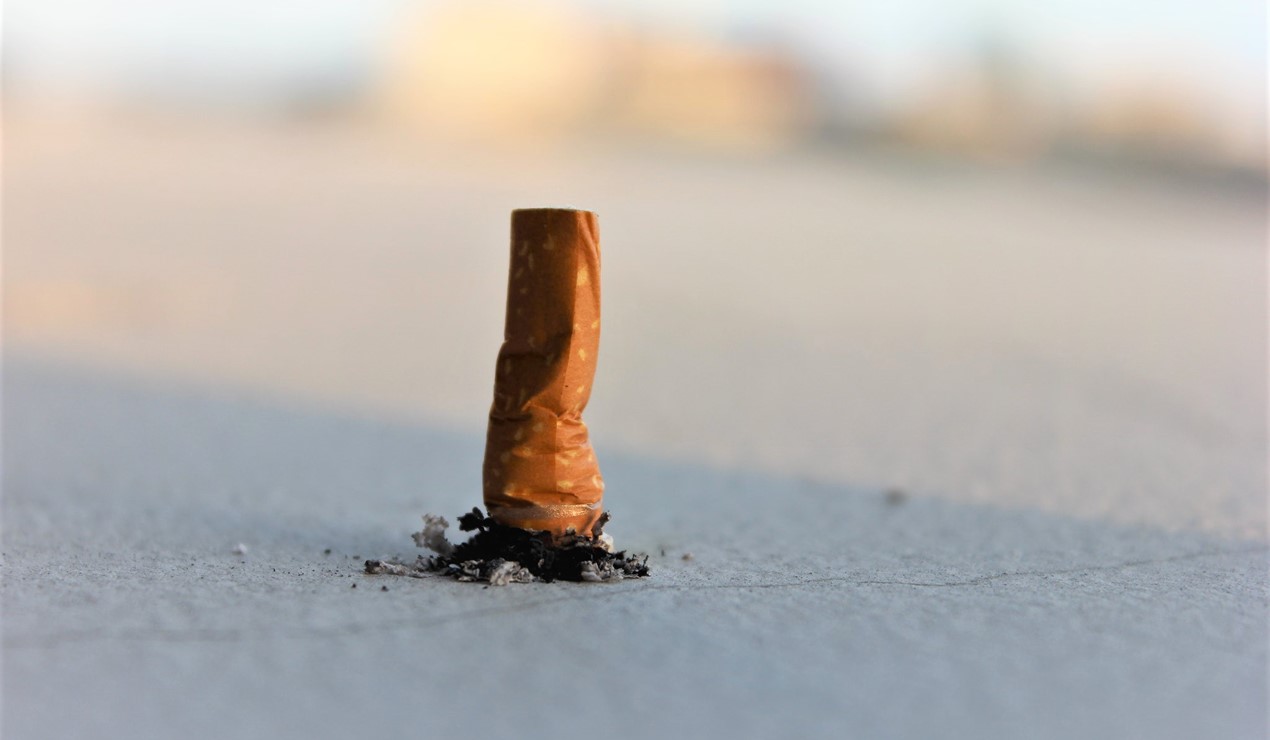 Røykeloven gjelder bare på offentlige plasser. Så hva gjør man om naboens røyking er et problem?