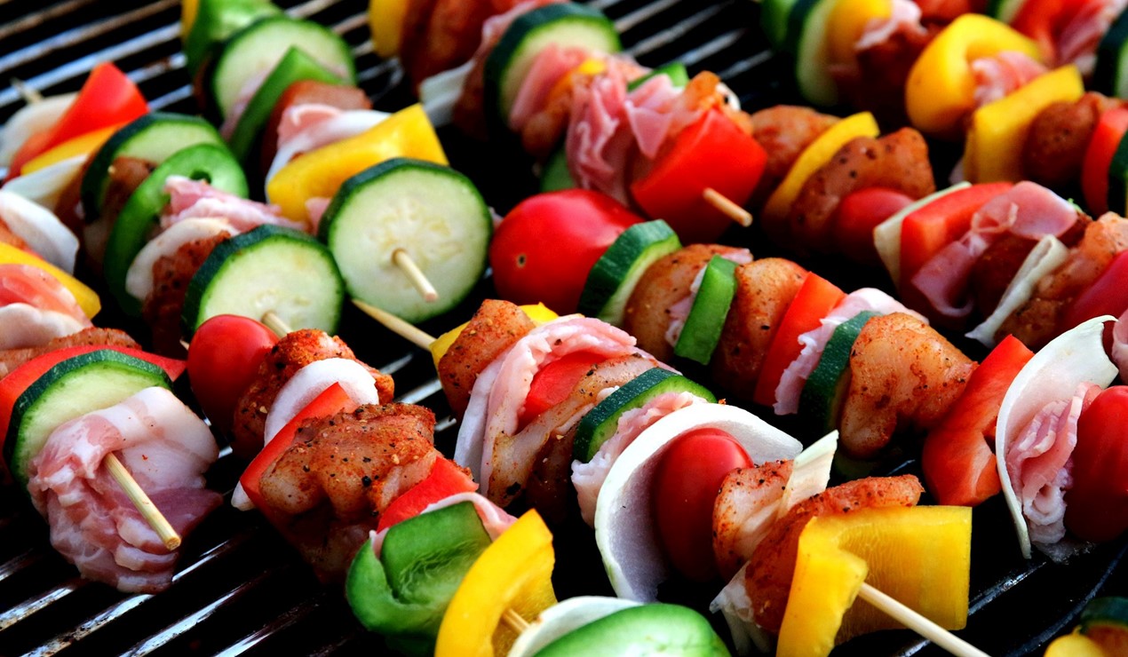 Verken borettslagsloven eller eierseksjonsloven sier noe om grilling. Husordensreglene bør derfor inneholde noen punkter om det. Foto: Pexels