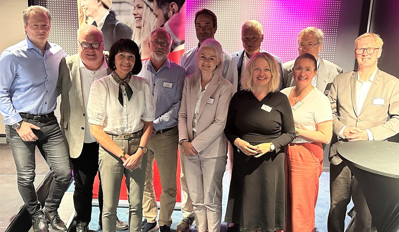 Styret i NBBL. Fra venstre: Torbjørn Sotberg (BBL TOBB), Bård Folke Fredriksen (adm. dir. NBBL), Berit Irene Dalen Antonsen (styret i BONORD), Tom Søgård (Gjøvik og omegn BBL), Johan Bruun (BBL Usbl), Merete Eik (Bate), Morten Aagenæs (OBOS), Kirstin M. Leiros (OMT BBL), Anne Tilly Aas (styret i PBBL), Sven E. Dæhlin (ansattes representant) og Harald Schjelderup (BOB BBL)