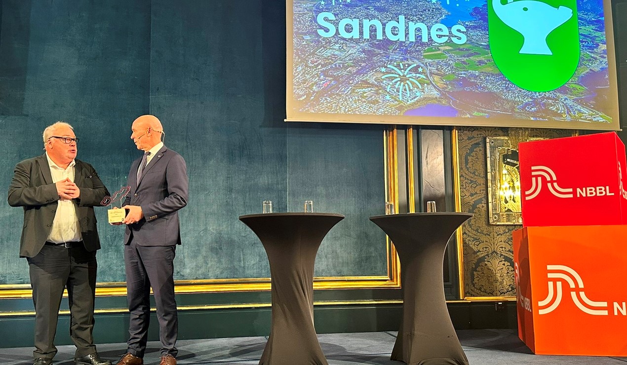 Sandnes er ikke bare landets mest boligvennlige kommune, den er også kommunen som er best på å tilrettelegge for at boliger blir bygget gjennom saksbehandling. – Vi har jevnlige dialogmøter med de store utbyggerne i kommunen, og det tror jeg har vært viktig, sa ordfører Rettore når han fikk overrekt prisen av Bård Folke Fredriksen, adm. dir. NBBL.