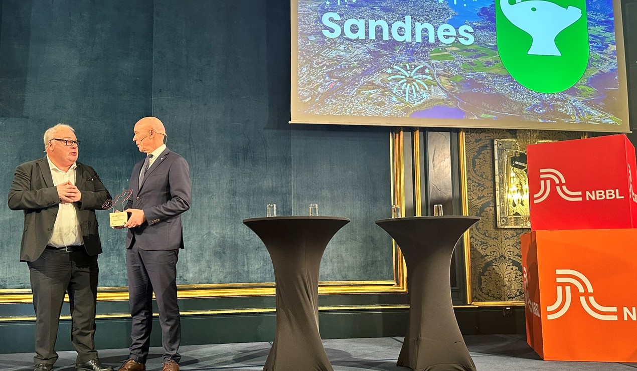 Sandnes er ikke bare landets mest boligvennlige kommune, den er også kommunen som er best på å tilrettelegge for at boliger blir bygget gjennom saksbehandling. – Vi har jevnlige dialogmøter med de store utbyggerne i kommunen, og det tror jeg har vært viktig, sa ordfører Rettore når han fikk overrekt prisen av Bård Folke Fredriksen, adm. dir. NBBL.