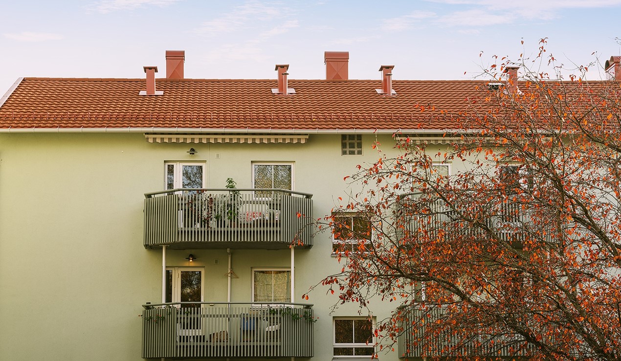 Det er ikke alltid et bygg kun rommer husholdninger. Hva hvis boligene får fjernvarme via en bedrift i første etasje?