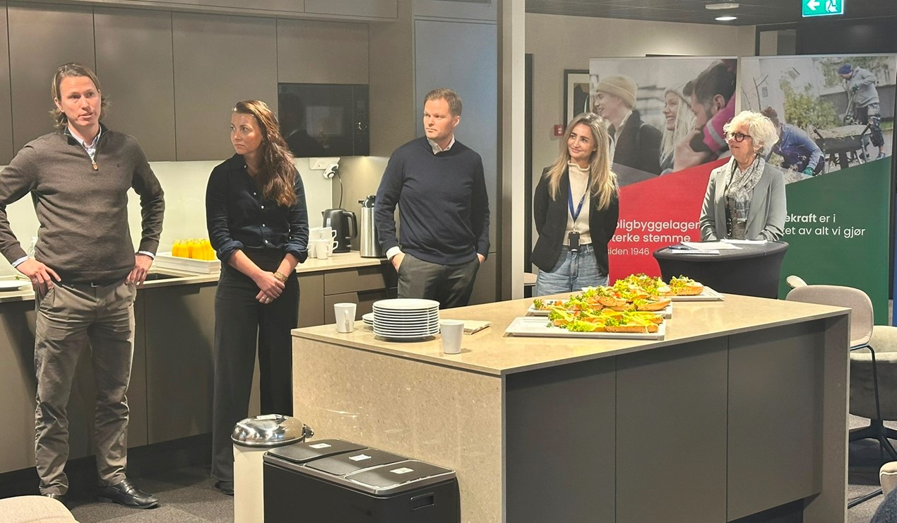 Erfaringer med boligkjøpsmodeller ble diskutert ut fra ulike erfaringer. Fra venstre Benjamin Haskel (Finit), Silje Strand Ekelund (Obosbanken), Stian Myhre (Oslobolig), Anniken Aas-Jakobsen (Obos) og Bente Johansen (NBBL). Ruth Norstrøm Angelsen (Bonord) deltok digitalt.