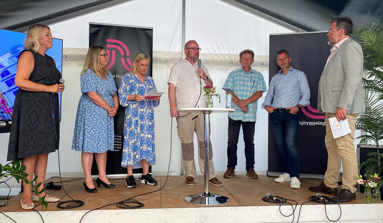 F.v: Kirstin Leiros, adm. dir., Ofoten Midt-Troms boligbyggelag, Anne Kristine Linnestad, stortingsrepresentant (H), Lene Vågslid, stortingsrepresentant (Ap), Geir Waage, ordfører, Rana kommune, Erik Fløystad, gruppeleder, Arendal Senterparti, Frode Hvattum, VP Sustainability, FREYR Battery, debattleder Christian-Marius Stryken, interessepolitisk direktør, NBBL