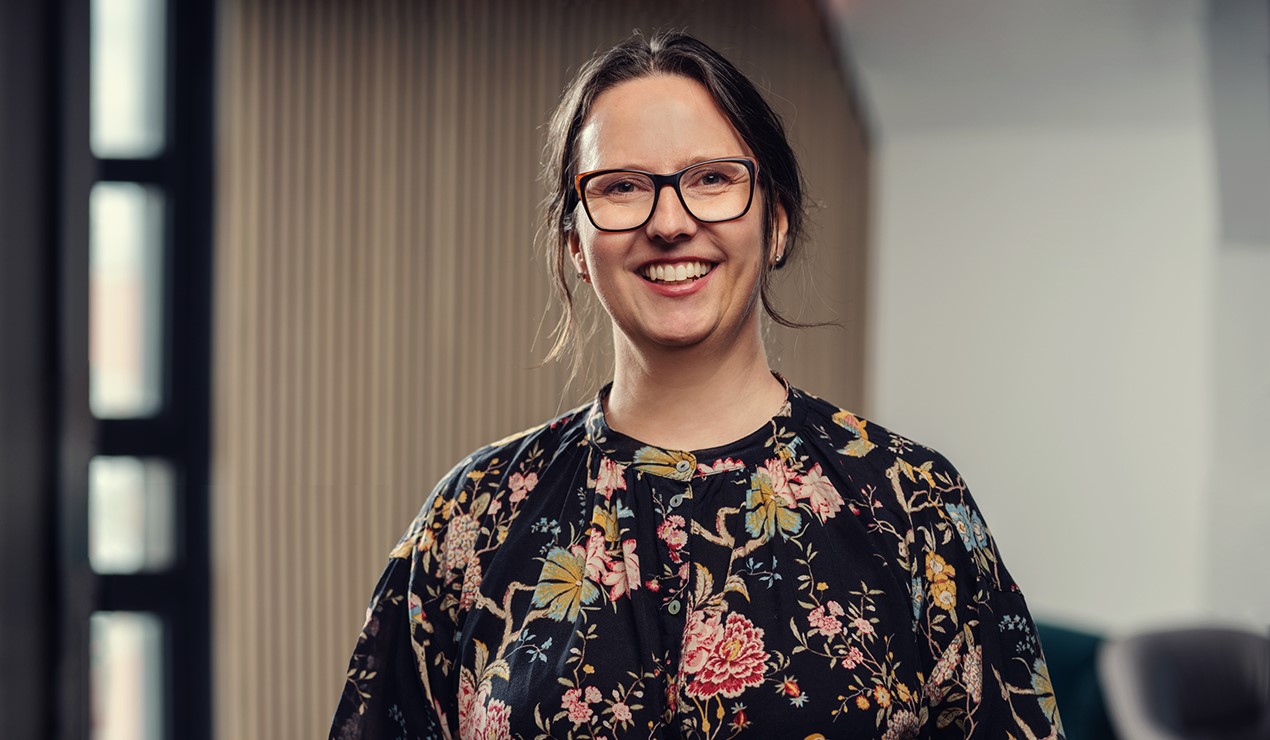 Line C. B. Bjerkek, advokat og leder av NBBLs advokatkontor, deler noen ting som kan være lurt å tenke på for beboere og styremedlemmer som ønsker å bidra til det grønne skiftet. Foto: Nadia Frantsen
