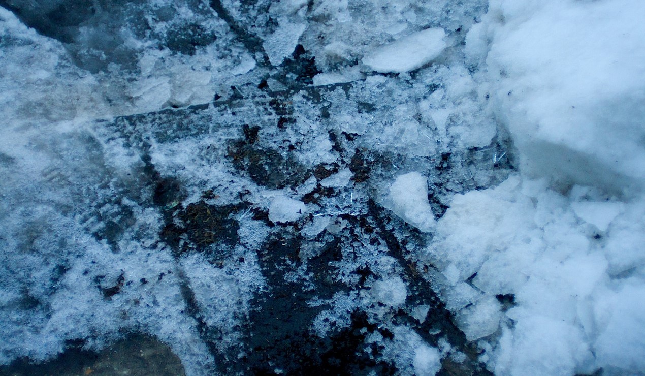 Må ryddes: Borettslag og sameier har ansvar å måke og strø. Foto: Jen Galliardo, Flickr/Creativce Commons