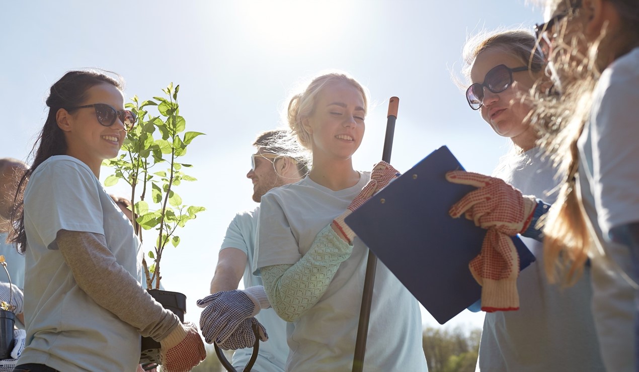 Gjør dugnaden til en hyggelig og sosial sammenkomst. Foto: Shutterstock