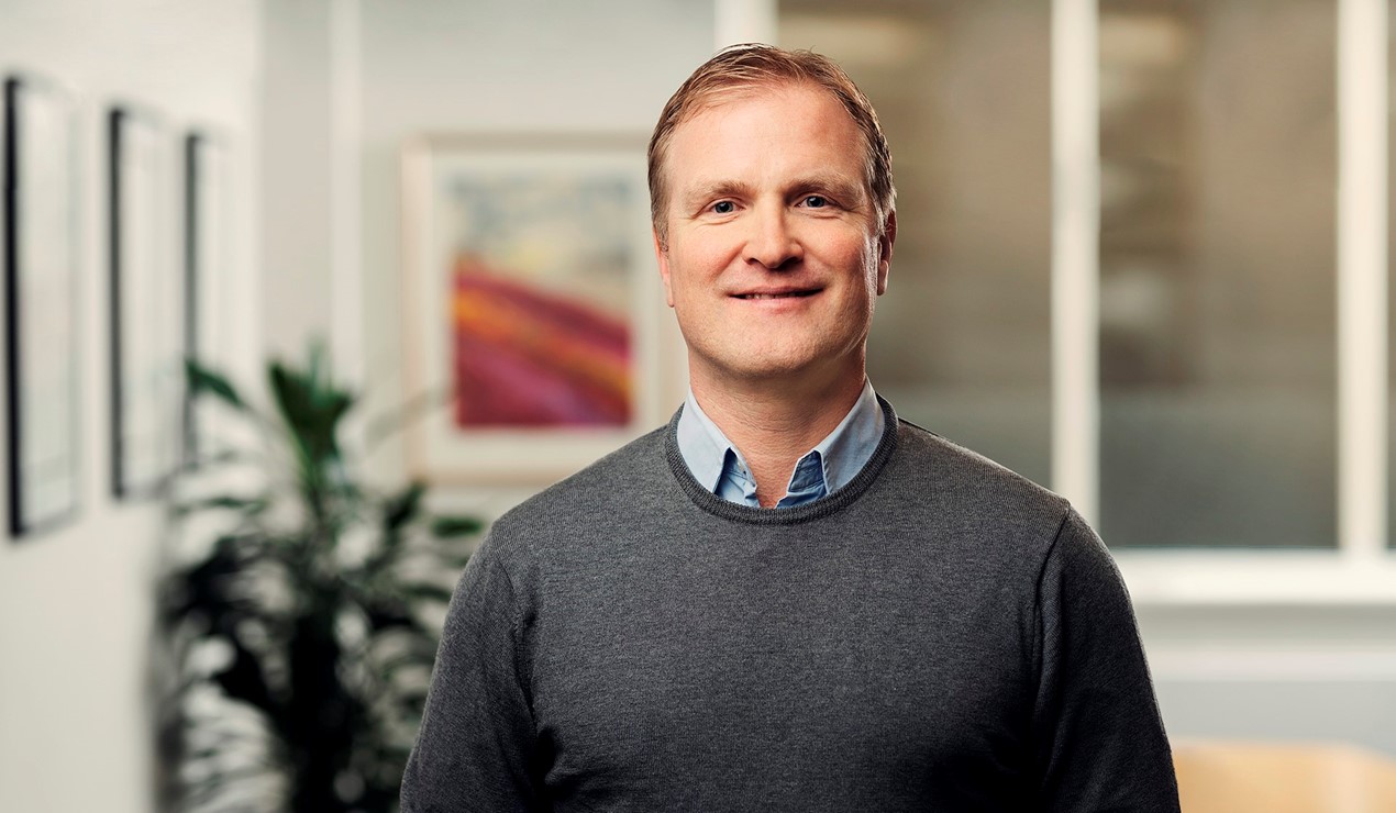 Det ingen grunn til å avvente arbeidet med ny åpenhetslov, selv om de det gjelder ikke skal avgi sin første redegjørelse før 30. juni 2023, sier advokat Lars Grøndal i NBBL.