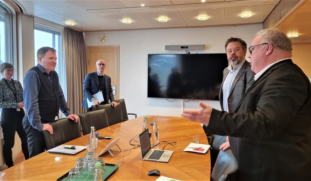 Det vi kan lære av frikommuneforsøk i forbindelse med industrietablering og boligbygging, kan vi dra nytte av ved andre anledninger også, sa Bård Folke Fredriksen, adm. dir. i NBBL til statsråd Gjelsvik.