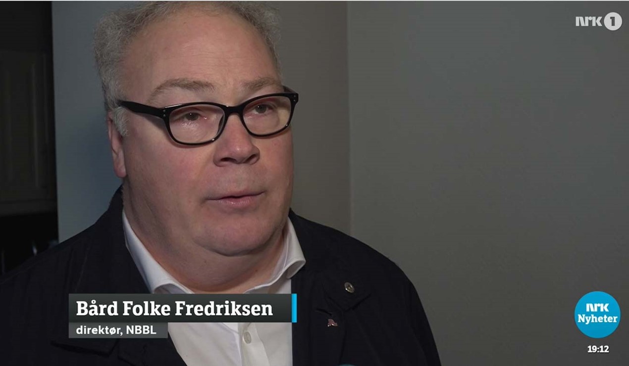 Adm. dir. i NBBL, Bård Folke Fredriksen er glad for at lik type strøm blir likebehandlet i regjeringens strømstøtte. Foto: Skjermdump fra NRK Nyheter 12.12