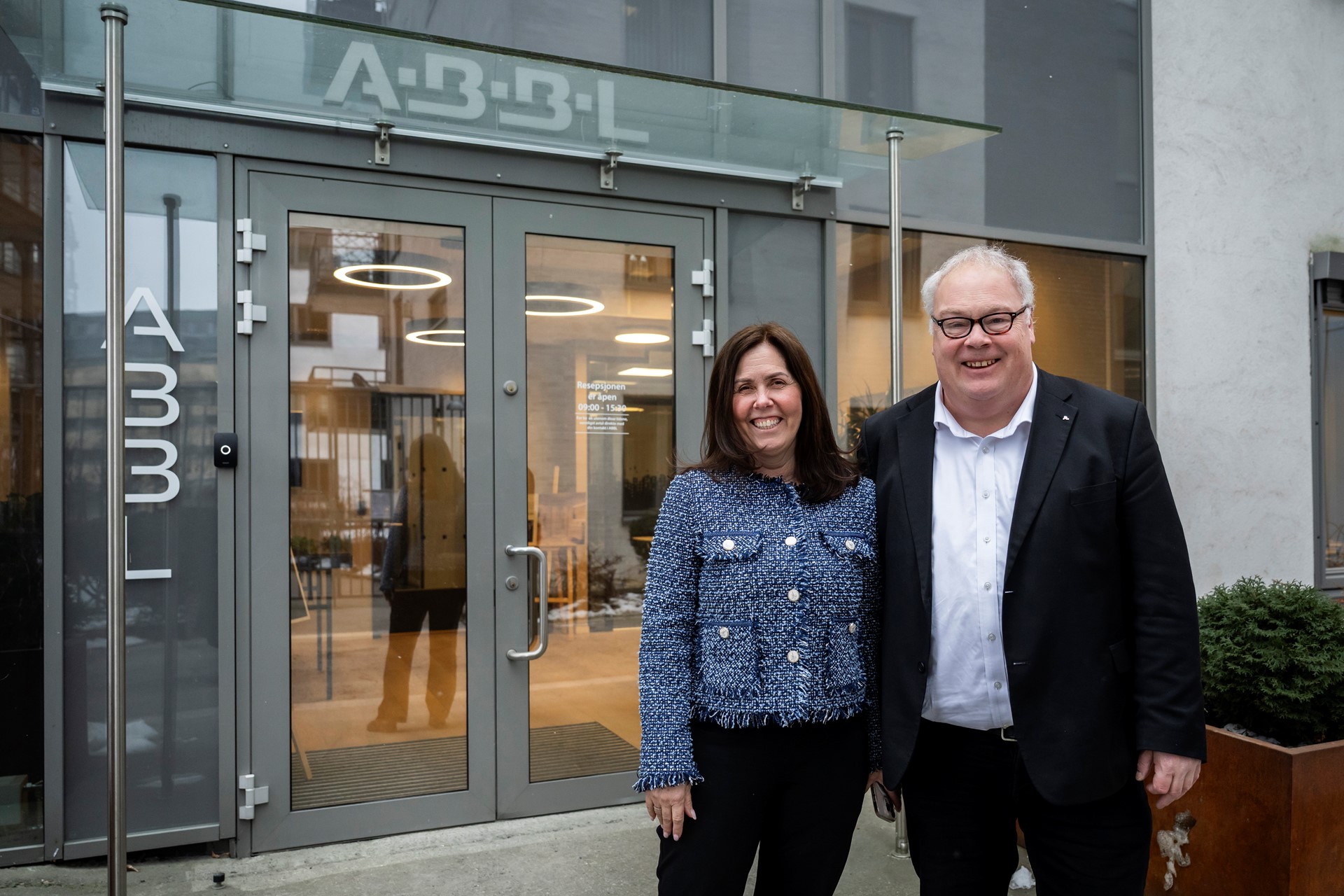 Kristin Kongsrud i ABBL og Bård Folke Fredriksen i NBBL markerer at ABBL nå blir en del av landsforbundet for boligbyggelag. Foto: Katrine Lunke