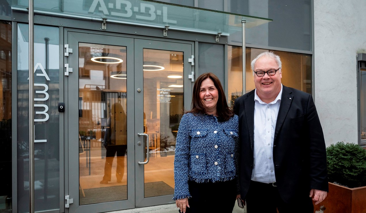 Kristin Kongsrud i ABBL og Bård Folke Fredriksen i NBBL markerer at ABBL nå blir en del av landsforbundet for boligbyggelag. Foto: Katrine Lunke