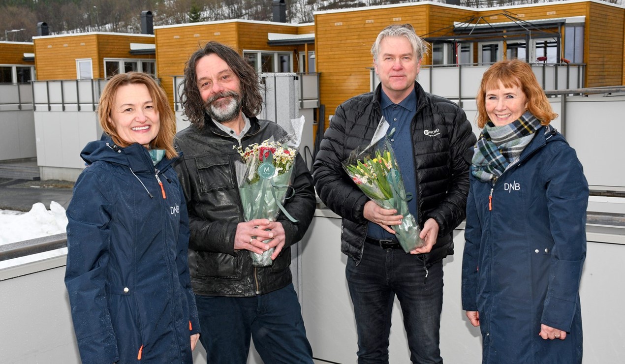 DNB har gitt Norges første grønne lån til Krokelva borettslag og rehabiliteringsprosjektet ledet av Bonord. Fra venstre: Tone Soleng Wilsgaard, Bjørnar Høgtun, Rune Wara og Anita Engen. FOTO: Kim Nordli