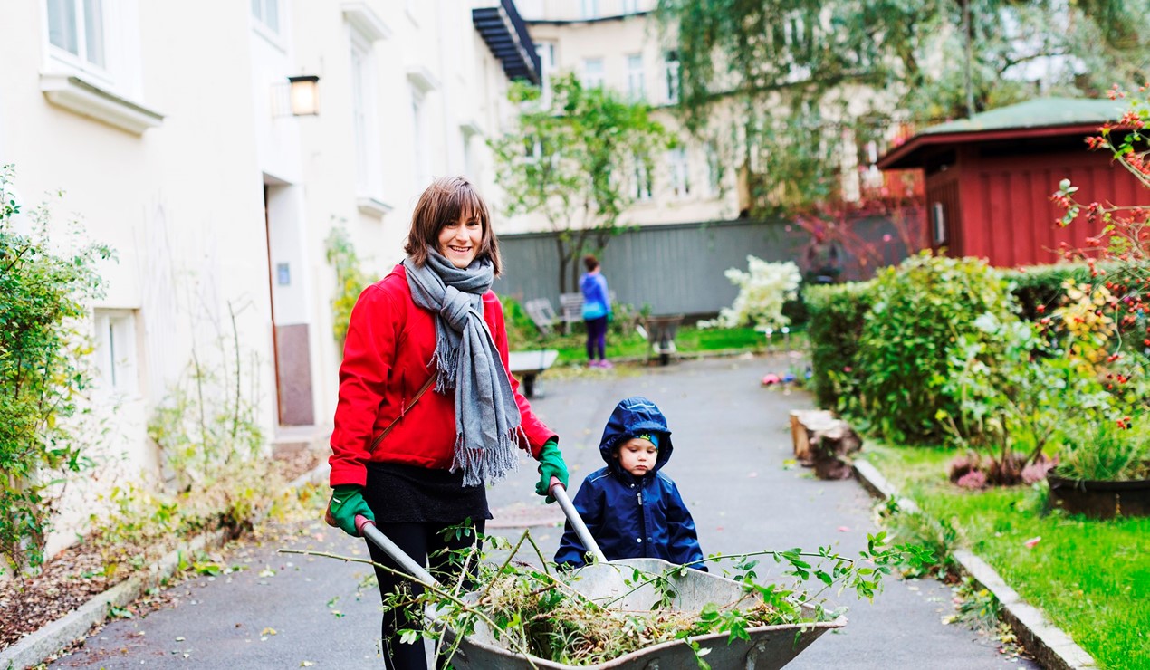 Må man møte på dugnad? Nei, men det kan være trivelig for store og små å bidra! Foto: Nadia Frantsen/NBBL