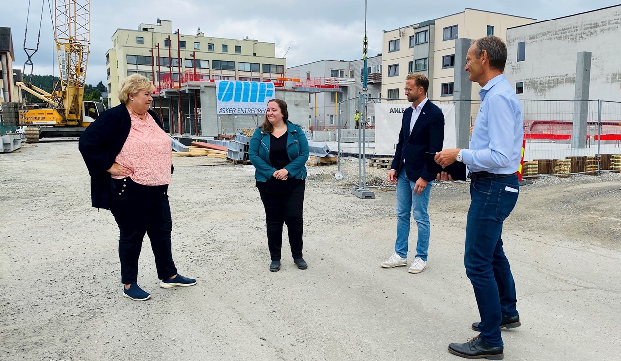Fra venstre: Statsminister Erna Solberg, Evy Therese Tveit Faarlund, kommunalminister Nikolai Astrup og Jens Veiteberg (Ringbo BBL). Bilde: SMK