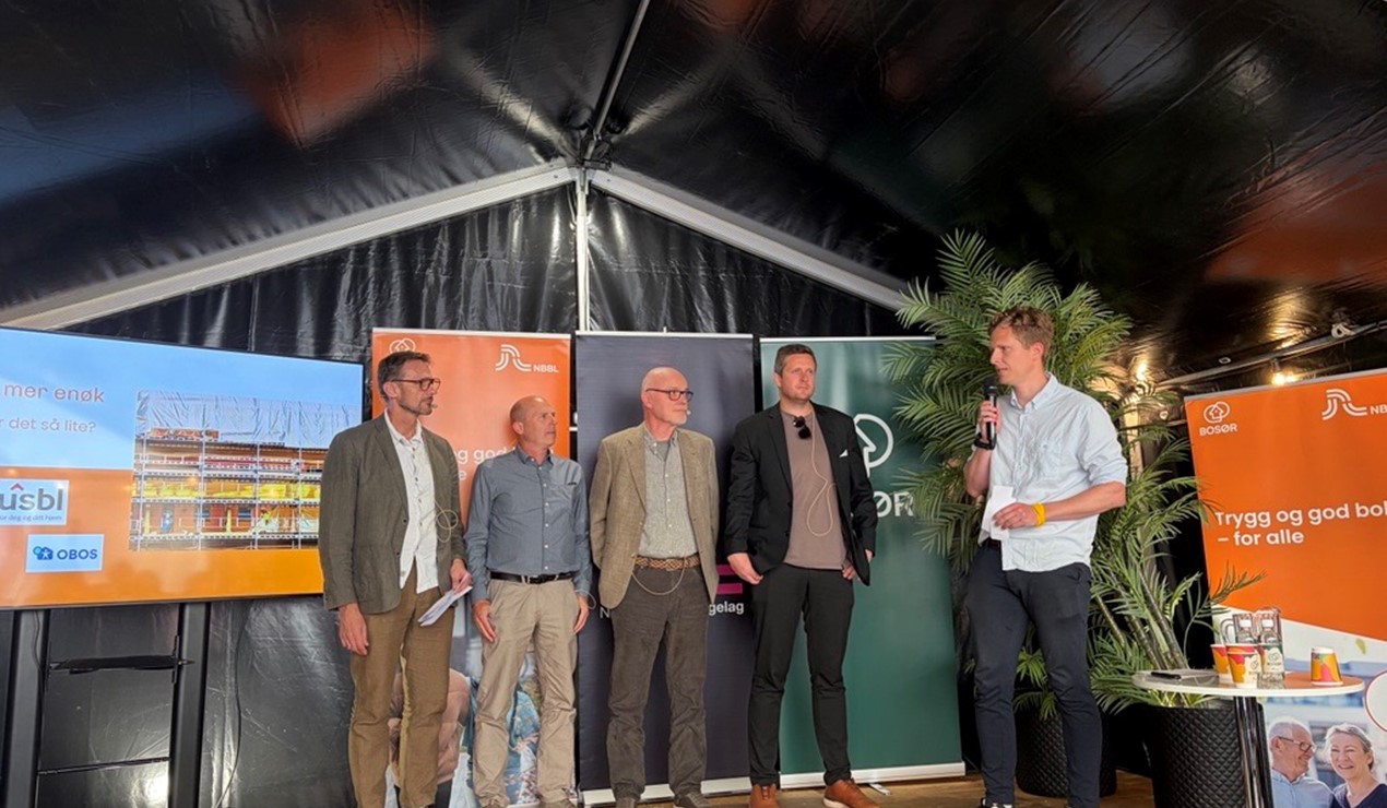 Hvorfor blir så få energiprosjekter i boligmassen realisert – og hva må politikerne gjøre med rammebetingelsene? Fire boligbyggelag diskuterte barrierer og løsninger under NBBLs arrangement på Arendalsuka. Samtalen ble ledet av Torstein Jystad, spesialrådgiver i NBBL.