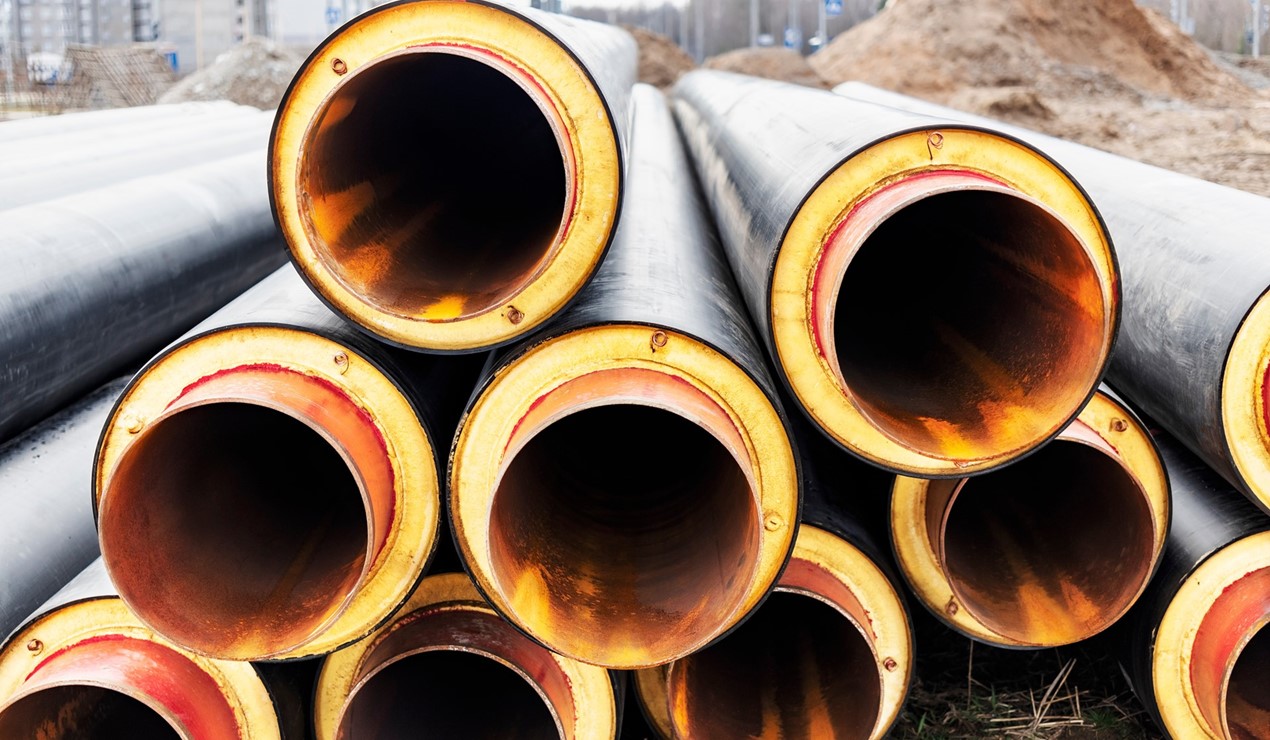 Varmen som fraktes i rør i bakken, avlaster strømnettet. Men kundene betaler for denne systemgevinsten, viser ny rapport.