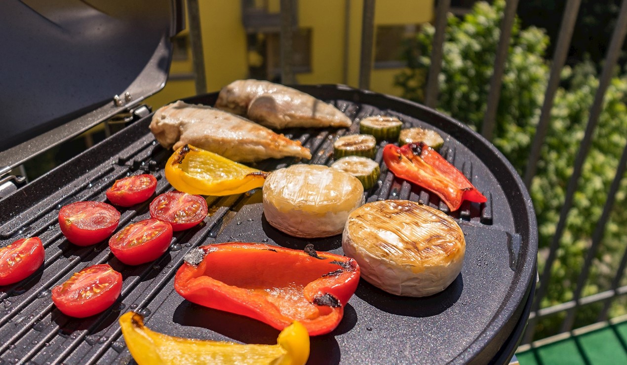 Nyt sol, varme og grilling, men sjekk reglene for grilling hvis du bor i et borettslag eller sameie. Foto: Shutterstock