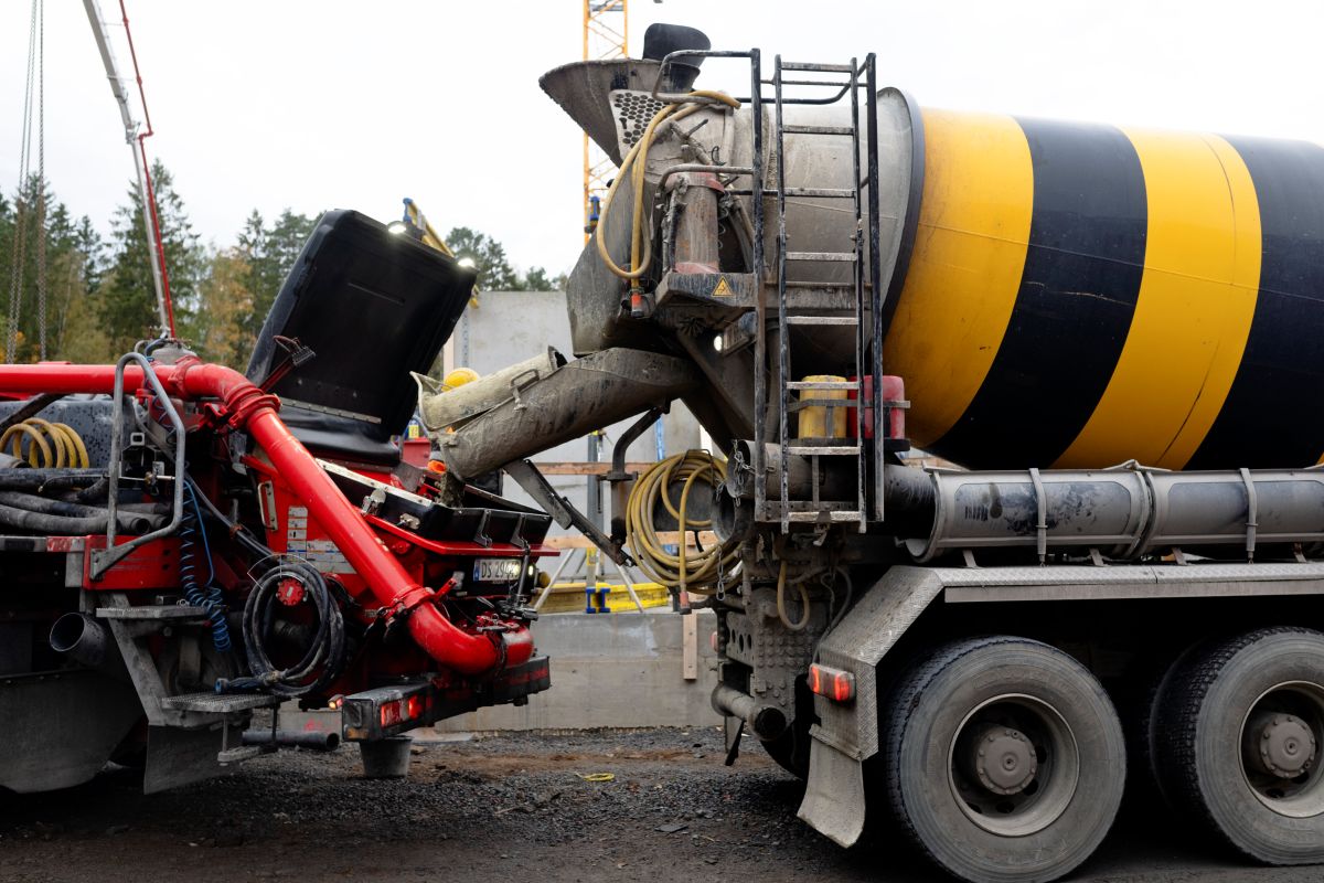 Utslipp fra anleggsmaskiner og lastebiler som bruker fossilt drivstoff, skal drastisk ned i Oslo kommune. Her fra et Obos-prosjekt i Groruddalen. Foto: Siv Dolmen