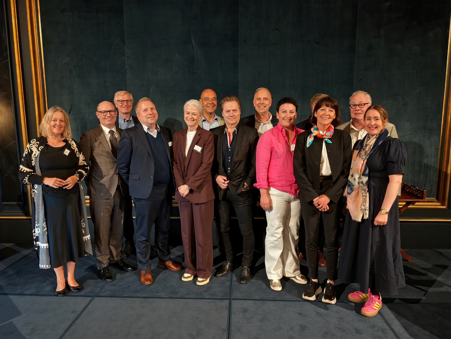 Styreleder Kirstin Leiros, helt til venstre i bildet, omringet av styret i NBBL