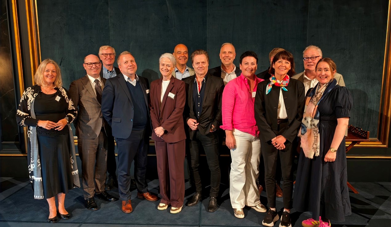 Styreleder Kirstin Leiros, helt til venstre i bildet, omringet av styret i NBBL