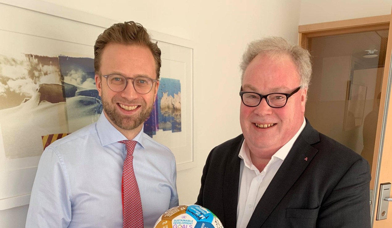 Kommunal- og moderniseringsminister Nikolai Astrup (H) har ansvaret for både boligpolitikk og koordinering av FNs bærekraftsmål. Her er han sammen med adm. direktør i NBBL, Bård Folke Fredriksen. Foto: NBBL