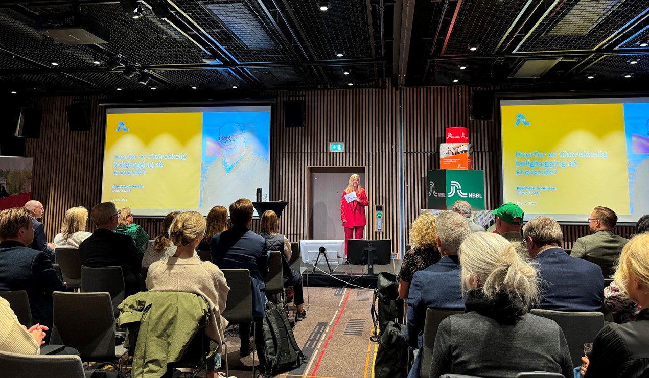 Konferansier Tonje Skjelbostad loset deltakerne gjennom årets Boligpolitisk konferanse