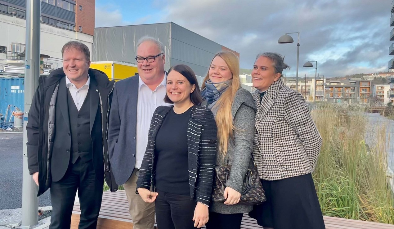 Fra venstre: Sigbjørn Gjelsvik (Sp), Bård Folke Fredriksen, NBBL, Ingunn Andersen Randa OBOS, Ariel Dahlberg Karlsen, og Siri Gåsemyr Staalesen (Ap). Foto: NBBL
