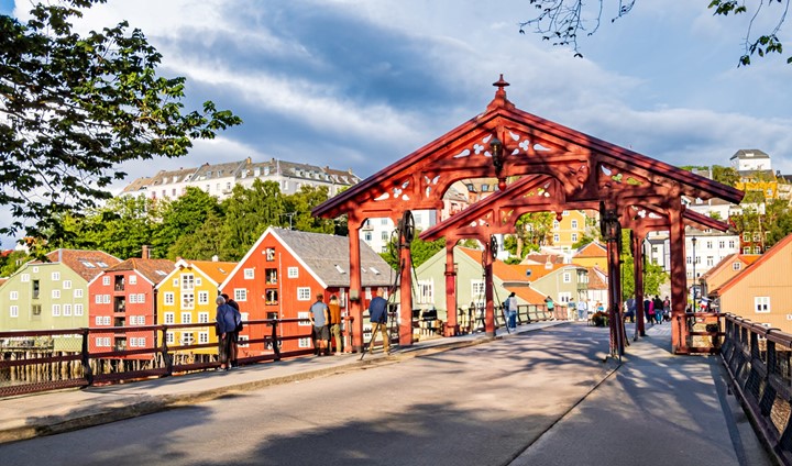 Shutterstock 2496511581