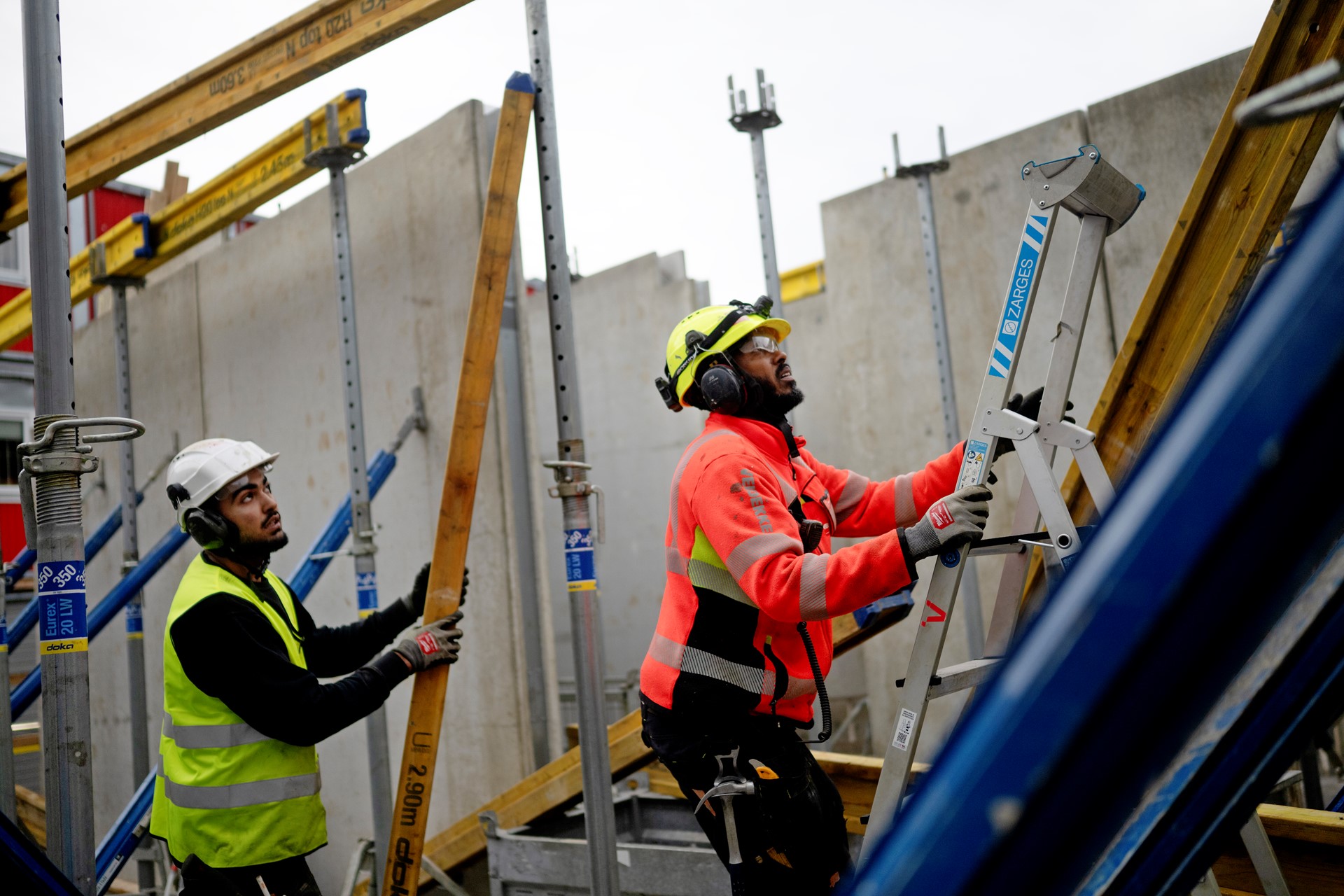 Boligbygging i en tid med høye priser er en utfordring også for boligbyggelagene. Men samvirkemodellen har vist seg å være standhaftig, også i urolige tider, sier NBBLs sjeføkonom. Her fra byggingen av Obos-prosjektet O-en i Groruddalen i Oslo.