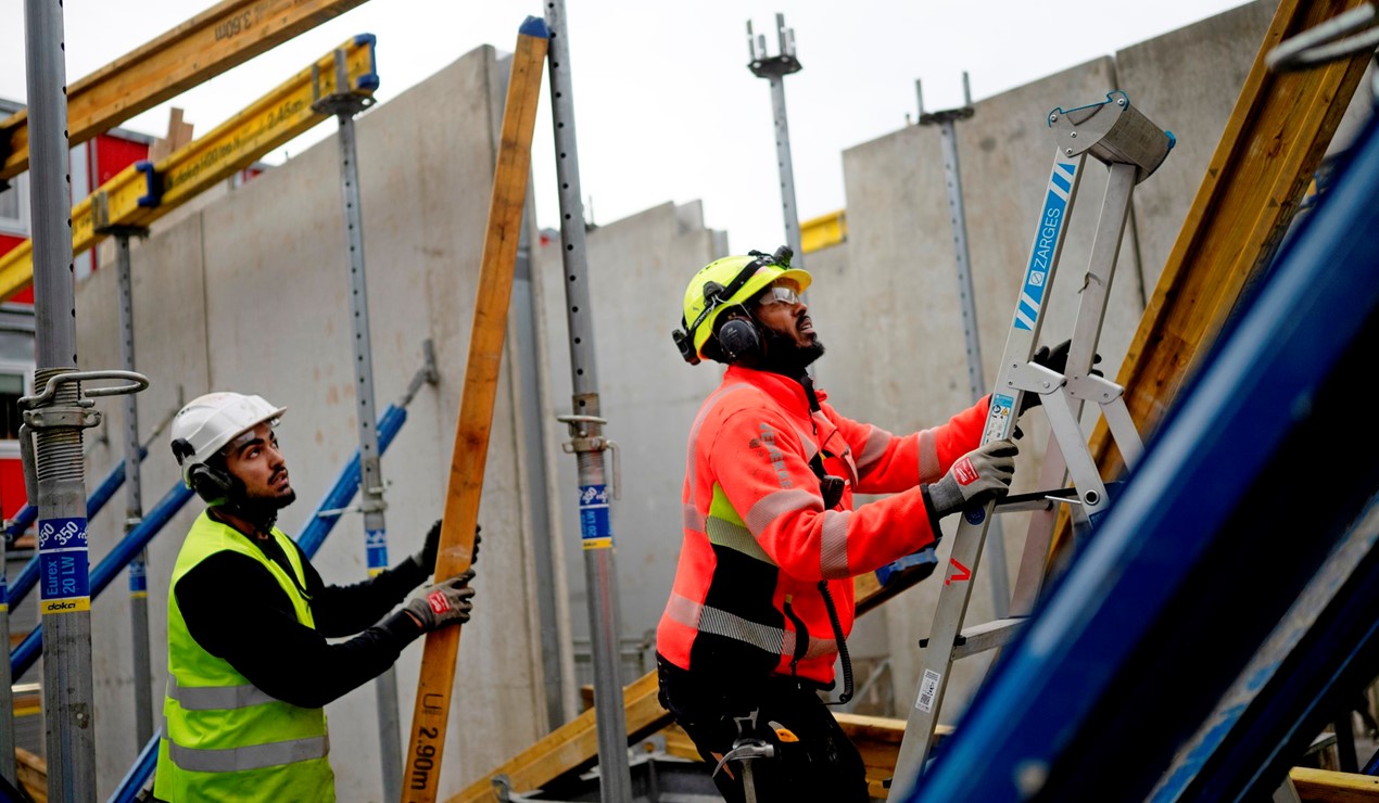 Boligbygging i en tid med høye priser er en utfordring også for boligbyggelagene. Men samvirkemodellen har vist seg å være standhaftig, også i urolige tider, sier NBBLs sjeføkonom. Her fra byggingen av Obos-prosjektet O-en i Groruddalen i Oslo.