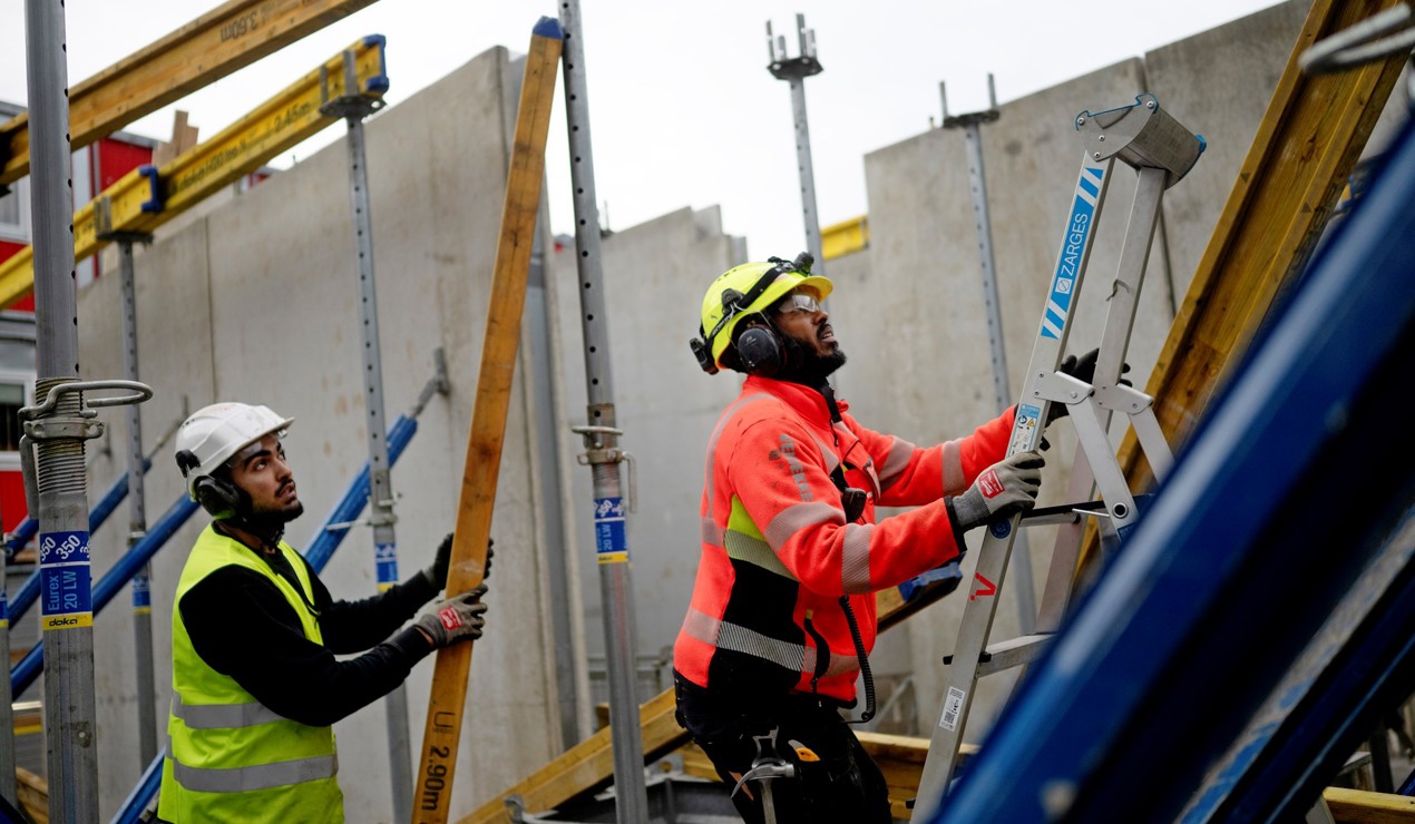 Boligbygging i en tid med høye priser er en utfordring også for boligbyggelagene. Men samvirkemodellen har vist seg å være standhaftig, også i urolige tider, sier NBBLs sjeføkonom. Her fra byggingen av Obos-prosjektet O-en i Groruddalen i Oslo.