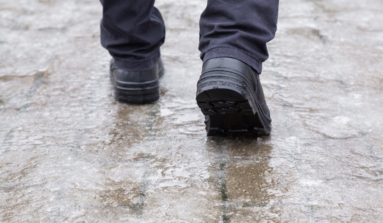 Det er viktig med gode rutiner for snørydding og strøing i borettslag og sameier. Det er styrets ansvar. Foto: Shutterstock