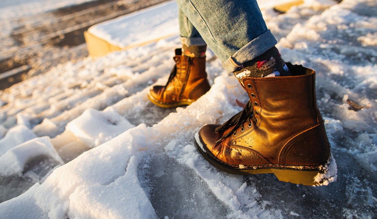 I sameier og borettslag er det styret som forvalter ansvaret for vedlikehold som strøing og måking. Foto: Shutterstock