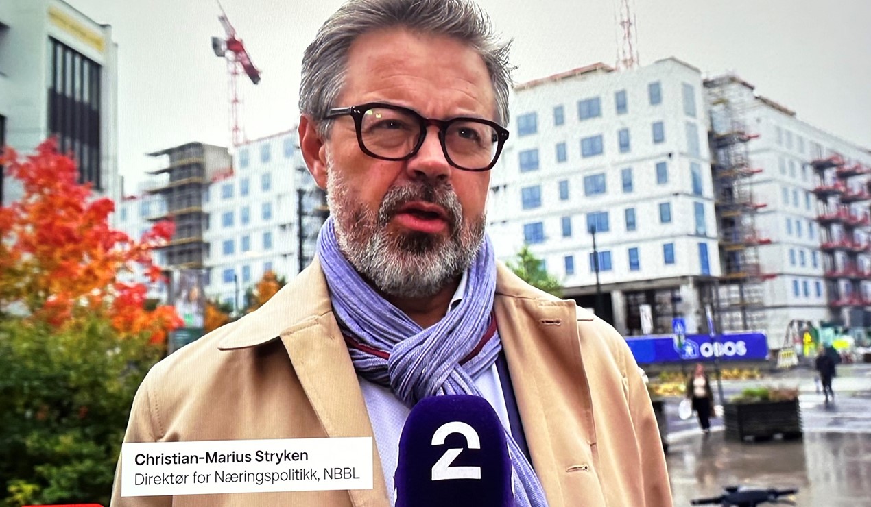 Direktør for interessepolitikk og jus i NBBL, Christian-Marius Stryken mener regjeringen må bruke det viktigste virkemiddelet de har for å få fart på boligbyggingen, og det er å styrke utlånsrammen i Husbanken. Foto: Skjermdump TV2