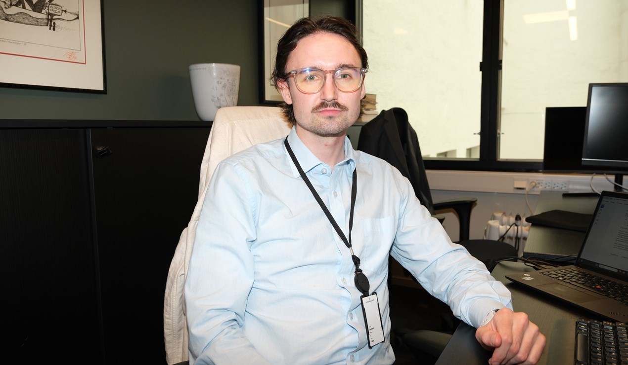 Under oppholdet har Aakre fått bruke et eget kontor i lokalene til NBBL. Foto: NBBL