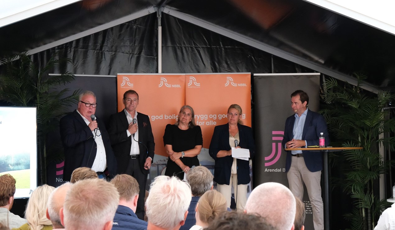 Vi har et dysfunksjonelt plansystem, sa Bård Folke Fredriksen til fremmøtte og deltagere. Her med Carl Geving (NEF), Siri Gåsemyr Staalesen (Stortingsrepresentant AP), Cecilie Pind (ordfører i Nordre Follo H) og debattleder Lars Jacob Hiim (Boligprodusentene) Foto: NBBL