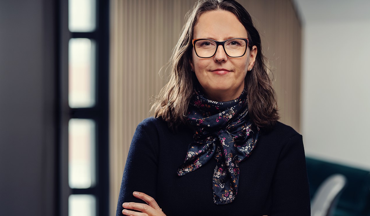 Line Bjerkek, leder av advokatkontoret i NBBL, forklarer hva som skjer dersom du ikke betaler felleskostnadene i tide. Foto: Nadia Frantsen