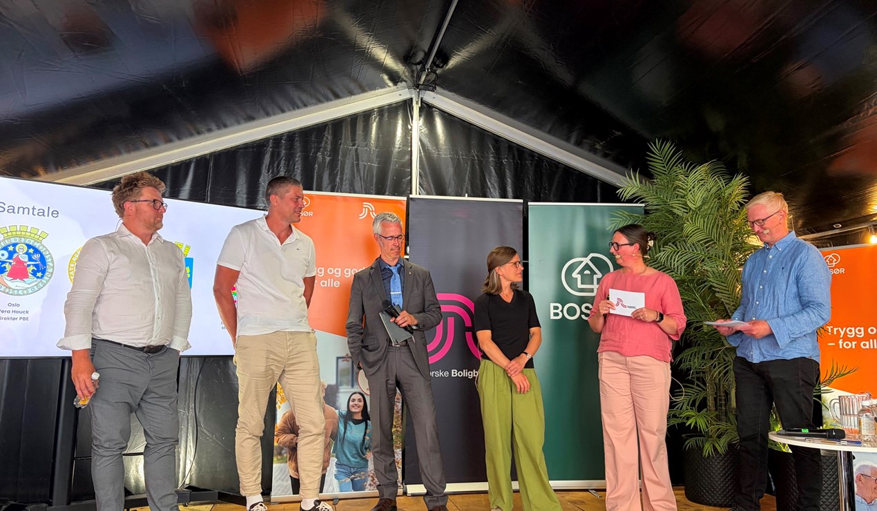 På scenen under NBBLs arrangement om Rett på byggesak: Ragnar Evensen fra Kristiansand kommune, Sven Norland fra Stavanger kommune, Tarje Iversen Wanvik fra Bergen kommune, og Vera Houck fra Oslo kommune. NBBLs Line Bjerkek og Ketil Krogstad ledet seansen.