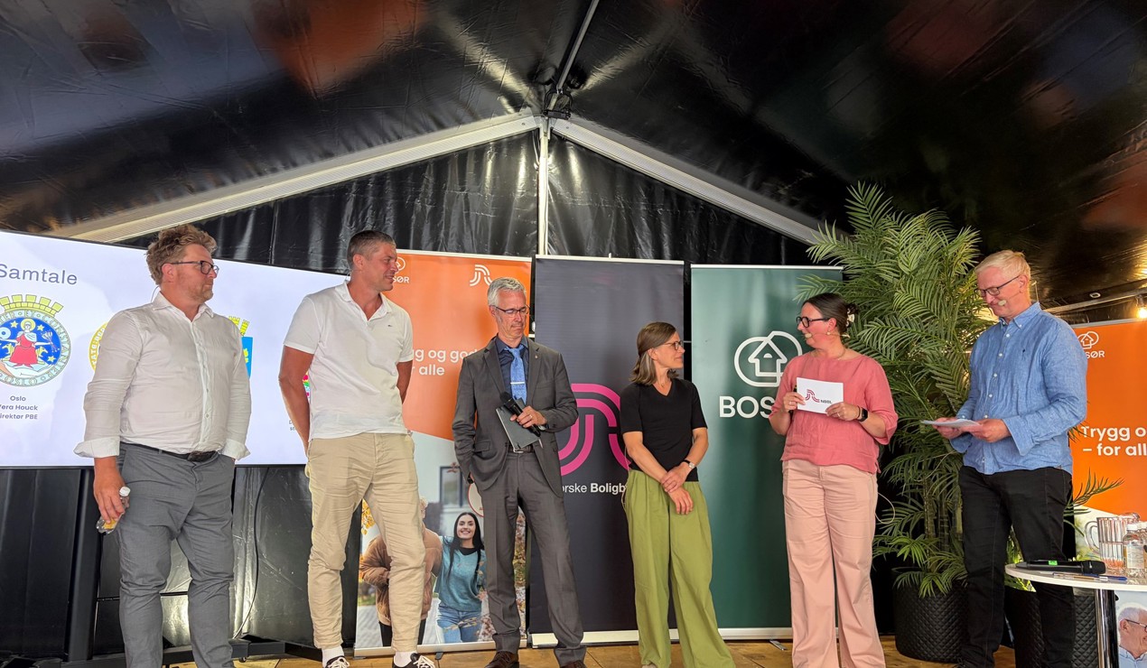 På scenen under NBBLs arrangement om Rett på byggesak: Ragnar Evensen fra Kristiansand kommune, Sven Norland fra Stavanger kommune, Tarje Iversen Wanvik fra Bergen kommune, og Vera Houck fra Oslo kommune. NBBLs Line Bjerkek og Ketil Krogstad ledet seansen. 