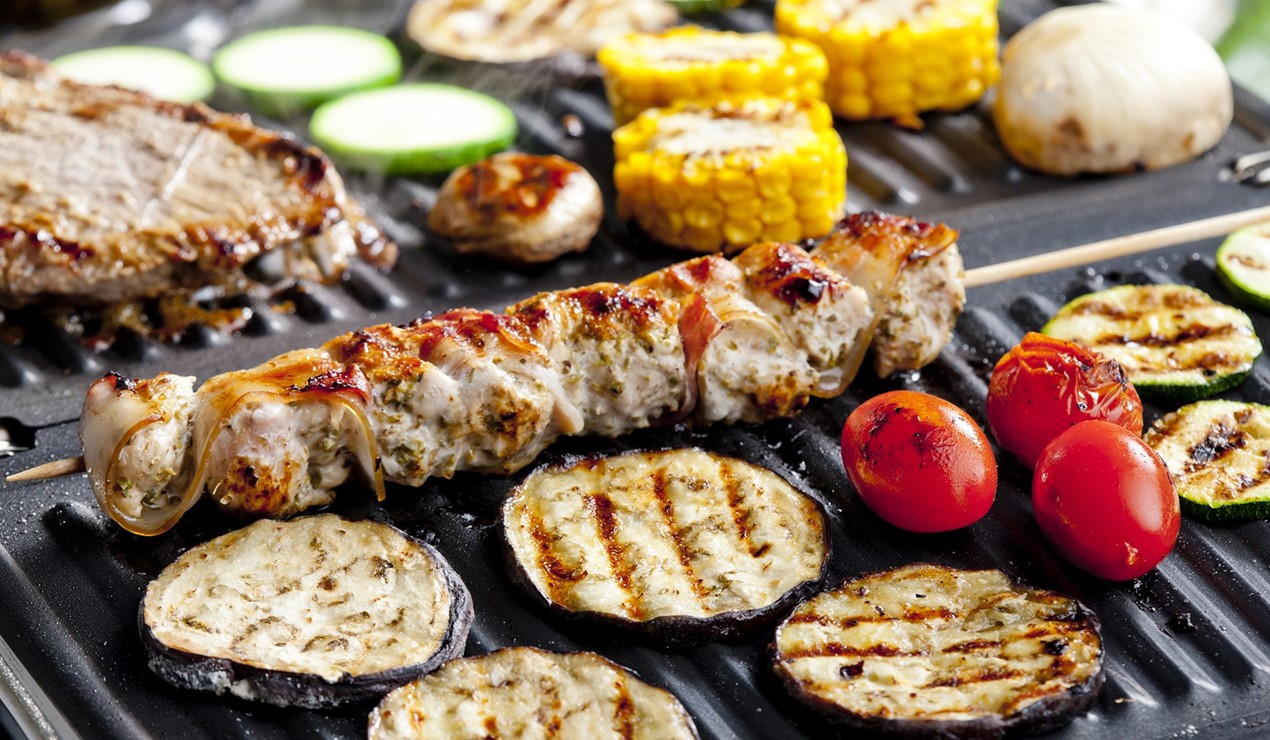 Nyt sol, varme og god mat, men sjekk reglene for grilling hvis du bor i et borettslag eller sameie. Foto: Shutterstock
