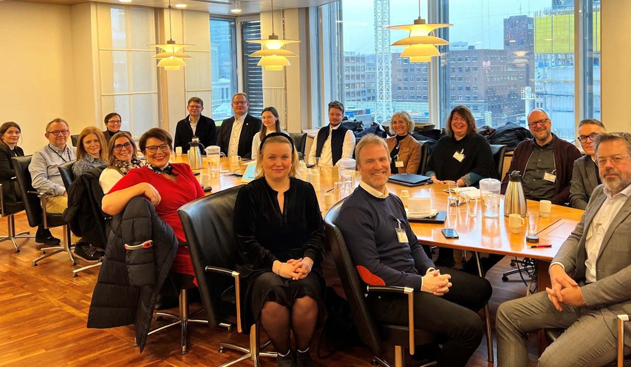 Lars Grøndal og Christian-Marius Stryken fra NBBL (begge til høyre i bildet), deltok i møte sammen med Huseierne, Forbrukerrådet, Leieboerforeningen, KS, LO, Norsk Eiendom og Norsk studentorganisasjon. Foto: Kommunal- og distriktsdepartementet