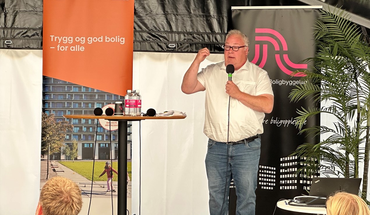 Bård Folke Fredriksen og flere andre med tydelige meninger og gode spørsmål tar nok en gang plass på "hovedscenen" til Arendal boligbyggelag.
