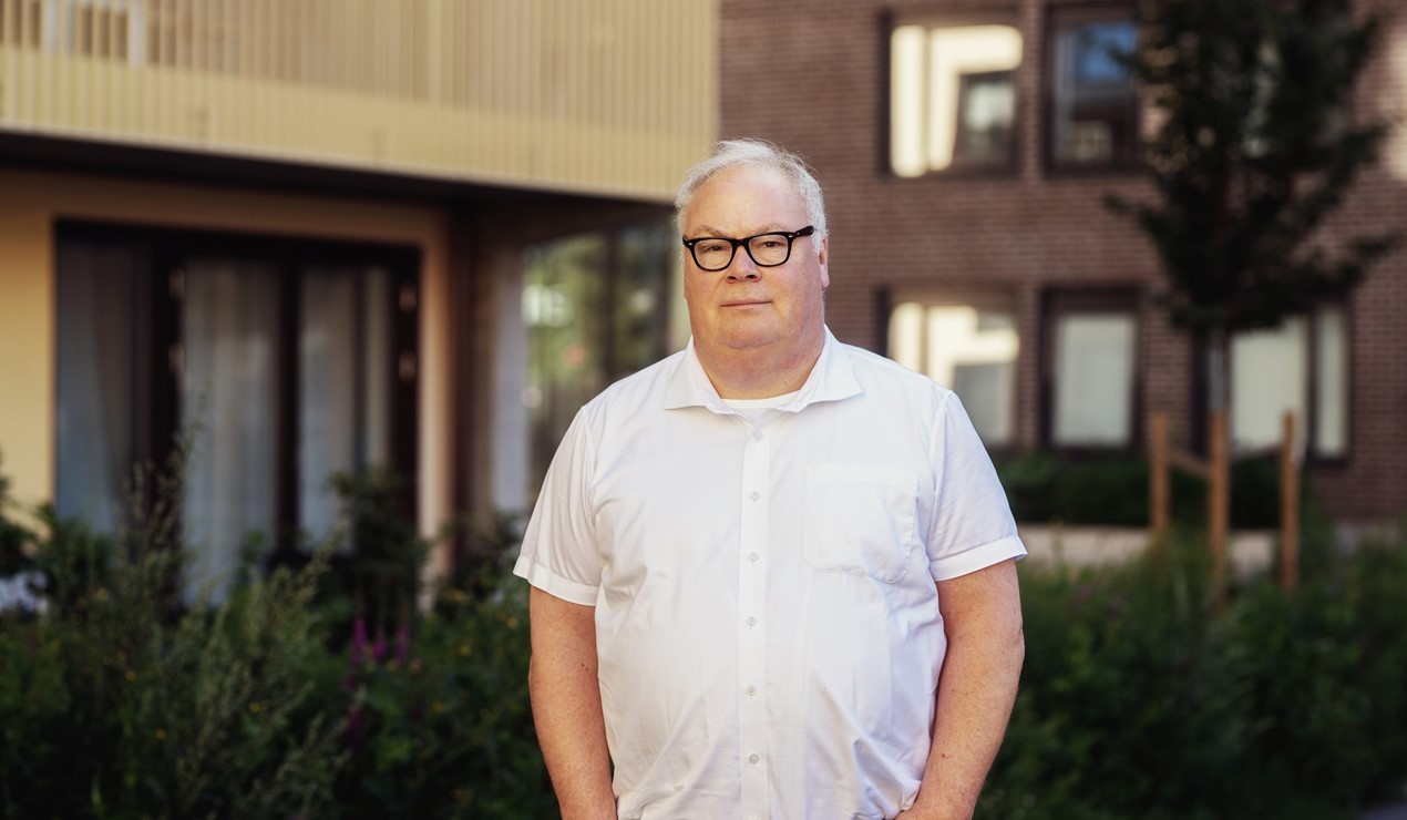 Bård Folke Fredriksen, administrerende direktør i NBBL, minner regjeringen på at fjernvarmekunder fortsatt må betale for oppvarming etter svingende strømpriser. Foto: Nadia Frantsen/NBBL
