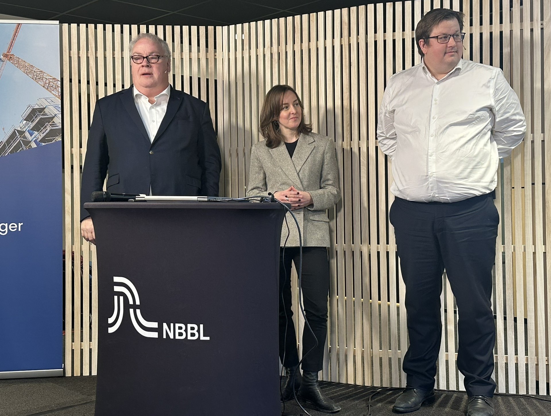   Bård Folke Fredriksen, adm. dir. NBBL, Mie Fuglseth, daglig leder i Grønn Byggallianse og Martin Østtveit-Moe, statssekretær i Kommunal- og distriktsdepartementet (KDD) diskuterte konsekvenser av klimakrav i byggereglene og om de vil føre til økte kostnader. Foto: NBBL